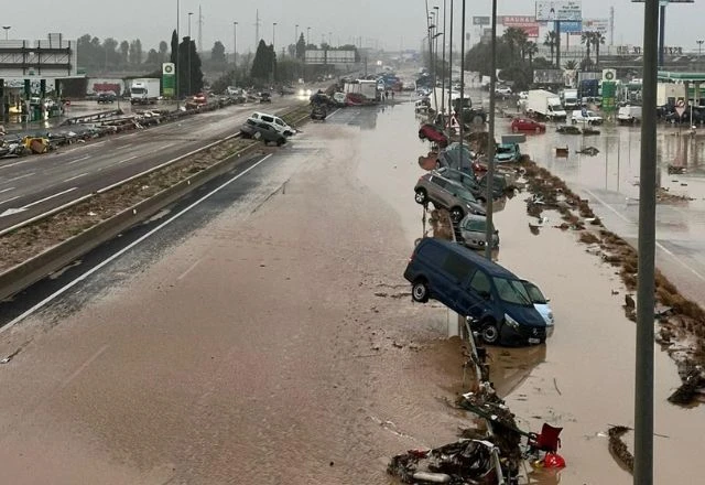 Você está visualizando atualmente ENCHENTE ESPANHA: moradores sem comida e lojas saqueadas