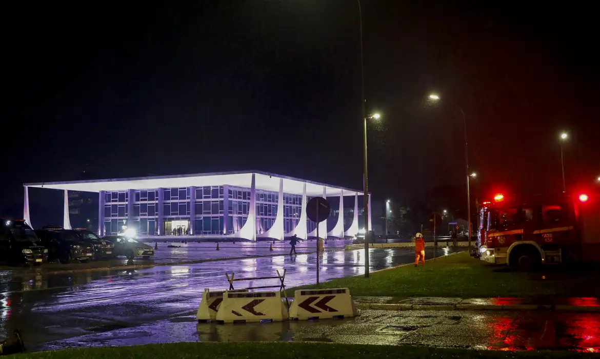 Você está visualizando atualmente Segurança é reforçada em Palácios e Esplanada após explosões