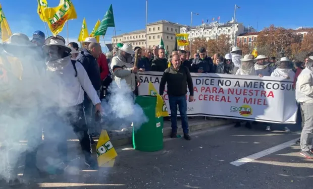 No momento, você está visualizando Agricultores espanhóis protestam contra “concorrência desleal” do acordo UE-Mercosul