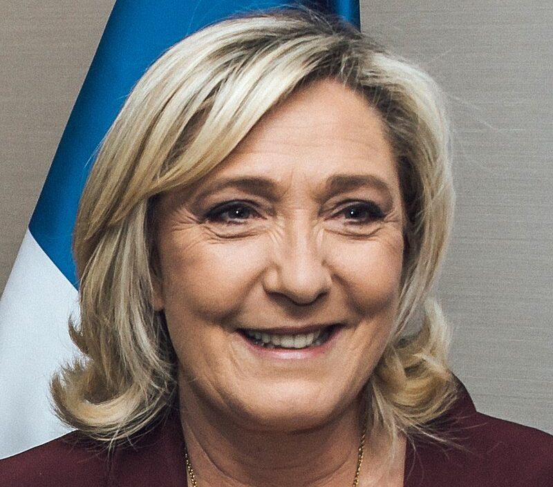 No momento, você está visualizando Le Pen faz alerta ao premiê da França e indica possível moção de desconfiança