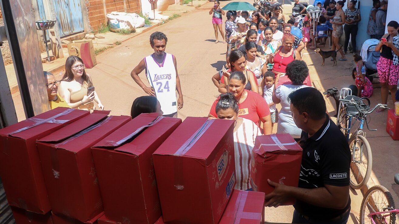 No momento, você está visualizando Várzea Grande confirma apoio para 3 mil famílias com cestas básicas de Natal