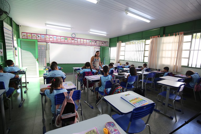 No momento, você está visualizando MEC aumenta piso salarial dos professores para R$ 4.867,77