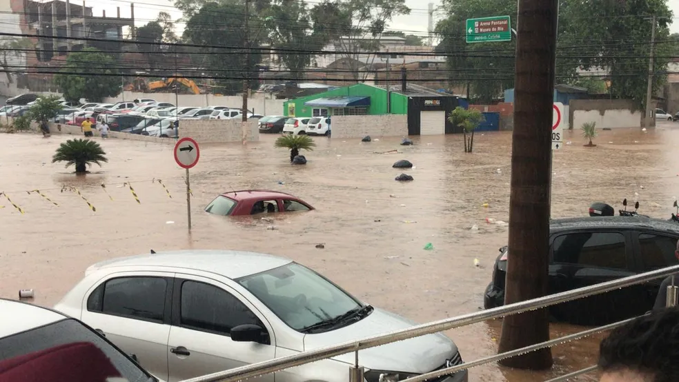 No momento, você está visualizando Temporal alaga casas e avenidas de Cuiabá; veja vídeo