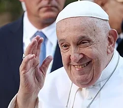 No momento, você está visualizando Papa Francisco tem noite tranquila, mas segue em estado crítico, diz Vaticano