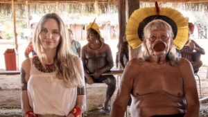 Leia mais sobre o artigo Angelina Jolie visita cacique Raoni no Xingu em Mato Grosso
