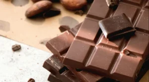 Leia mais sobre o artigo Chocolate amargo à saúde de vilão à fonte de bem-estar, ciência revela benefícios do cacau