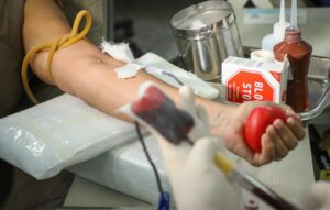Leia mais sobre o artigo Com baixa no estoque, MT Hemocentro convoca doadores para doarem sangue