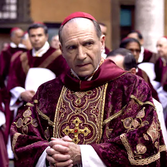 No momento, você está visualizando CONCLAVE: onde assistir o filme sobre a eleição do próximo Papa