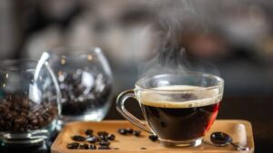 Leia mais sobre o artigo Como a cafeína afeta o sono? Ciência investiga o impacto cerebral
