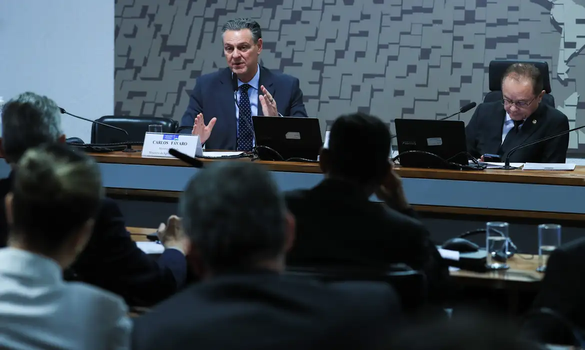 No momento, você está visualizando Fávaro anuncia que foco de gripe aviária está contido