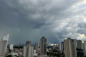 Leia mais sobre o artigo Frente fria chega com chuva e mínima de 13°C em Cuiabá