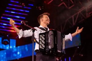 Leia mais sobre o artigo Michel Teló faz show gratuito com orquestra na Arena Pantanal, Cuiabá