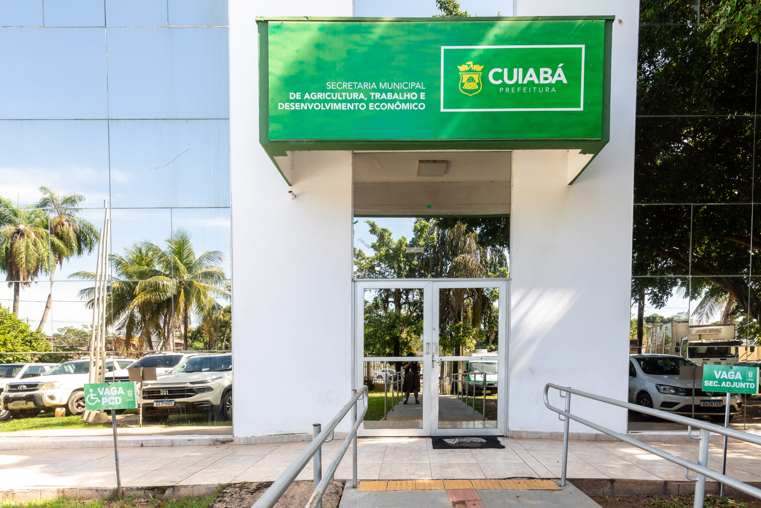 No momento, você está visualizando Sine tem 65 vagas para operador de caixa, repositor e outras 208 oportunidades