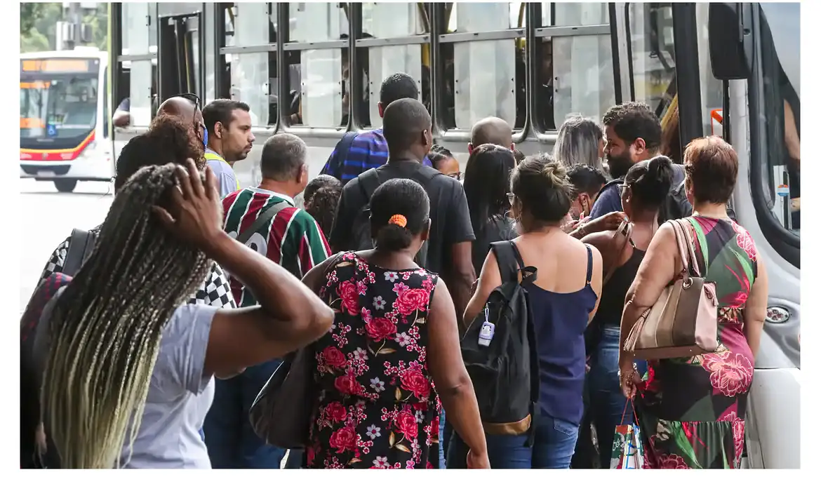 No momento, você está visualizando Taxa de desemprego fica em 6,6% no trimestre encerrado em abril