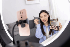 Leia mais sobre o artigo TikTok: conheça 3 dos estilos de maquiagem mais famosos na rede