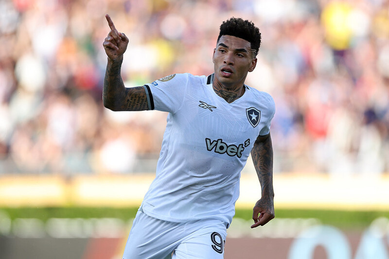 No momento, você está visualizando Igor Jesus manda mensagem para a família em Cuiabá após garantir vitória do Botafogo sobre o PSG
