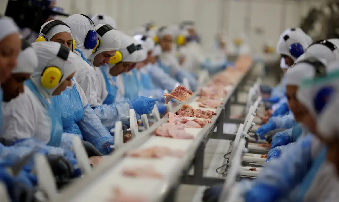No momento, você está visualizando Indústria criou mais de 910 mil empregos em quatro anos, aponta IBGE