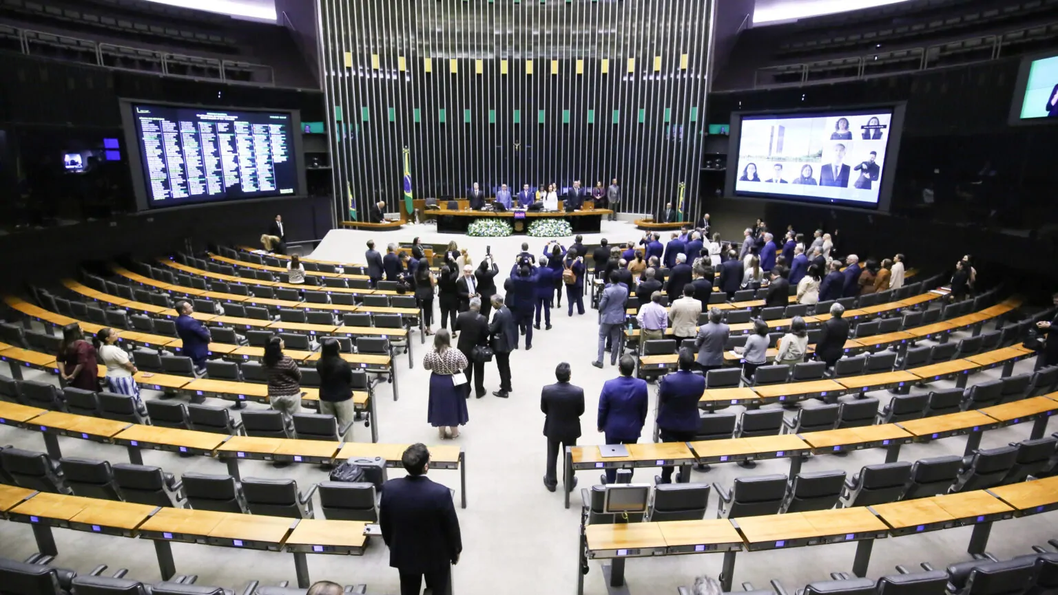 No momento, você está visualizando Senado aprova urgência para votar aumento no número de deputados