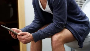 Leia mais sobre o artigo Usar o celular no banheiro pode te deixar doente; entenda