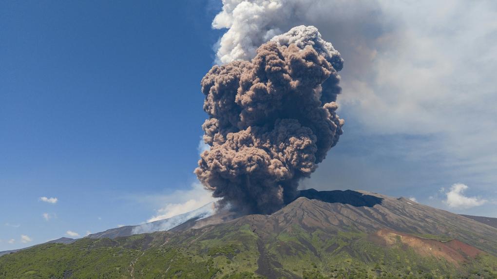 No momento, você está visualizando Vulcão Etna expele nuvem de fumaça e assusta turistas na Itália