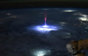 Leia mais sobre o artigo Astronautas flagram “duendes vermelhos” sobre a Terra