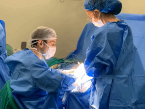 Leia mais sobre o artigo Homem surdo há mais de 20 anos volta a escutar após cirurgia inédita no RS