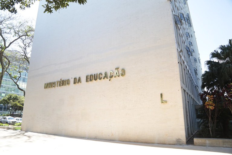 No momento, você está visualizando MEC publica portaria que regulamenta EaD e polos compartilhados