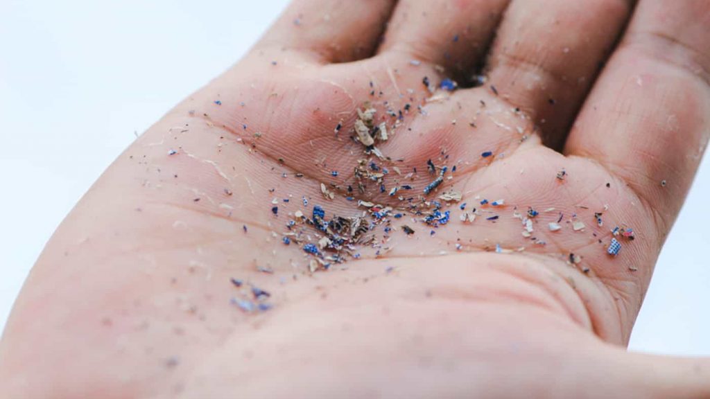 No momento, você está visualizando Respiramos muito mais microplásticos do que se pensava, revela estudo
