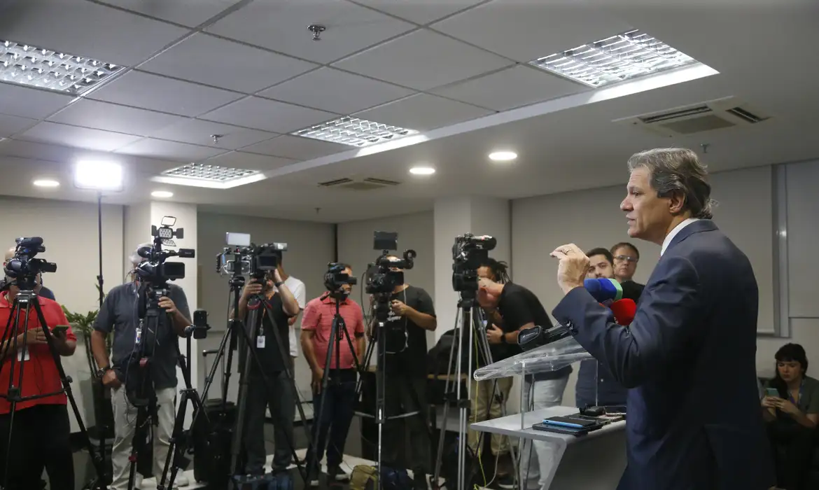 No momento, você está visualizando Tesouro dos EUA procura Haddad para agendar reunião sobre tarifaço