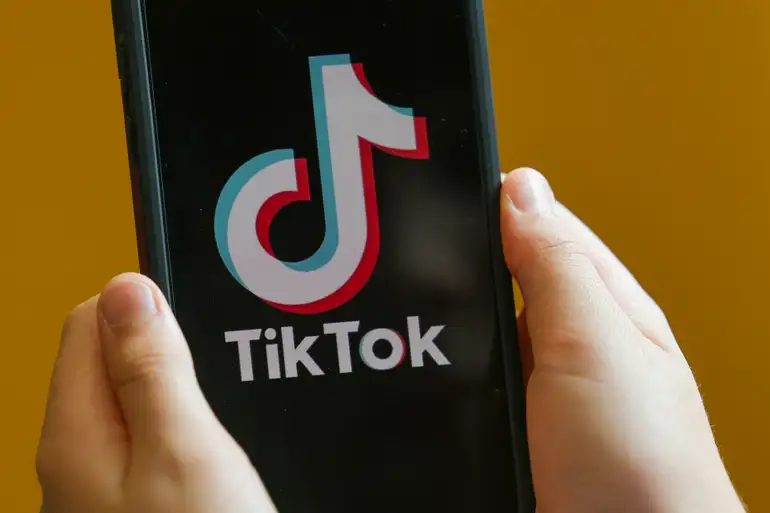 No momento, você está visualizando TikTok reformula aplicativo antes de possível venda nos EUA, diz site