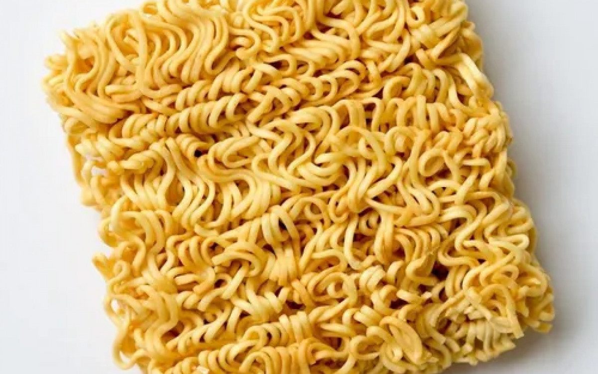 No momento, você está visualizando Adolescente de 13 anos morre após comer macarrão instantâneo cru