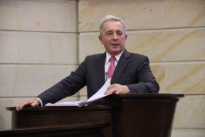 Leia mais sobre o artigo Álvaro Uribe é condenado a 12 anos de prisão domiciliar