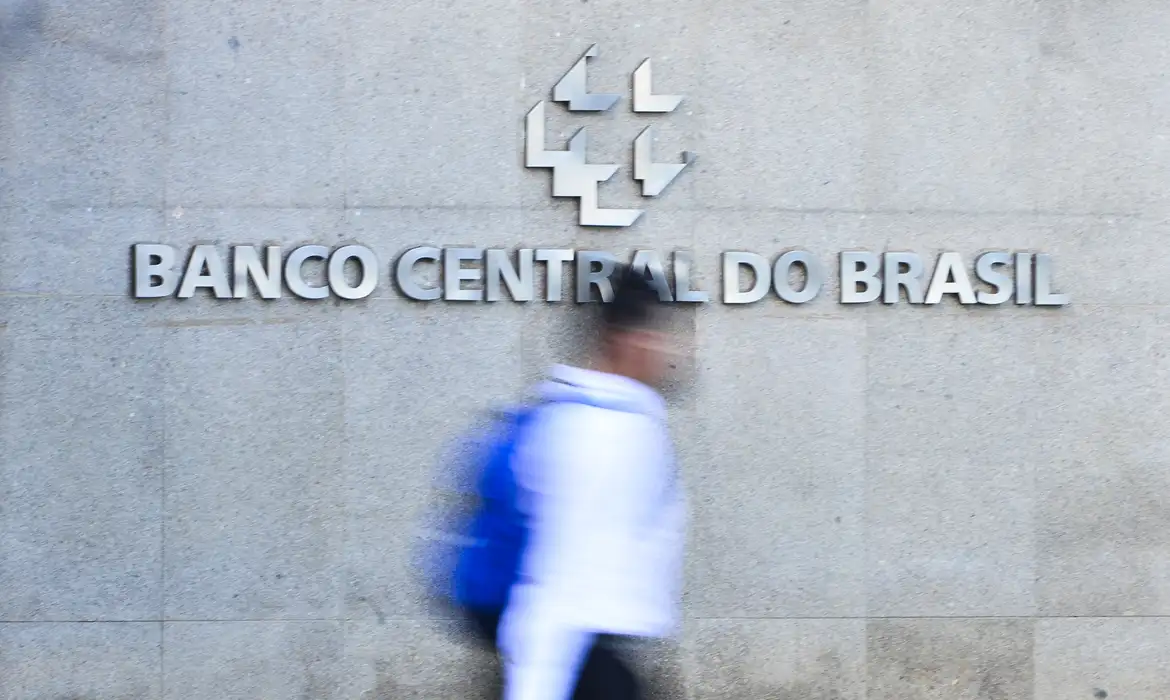 No momento, você está visualizando BC acompanha tarifaço e vê juro alto por tempo “bastante prolongado”