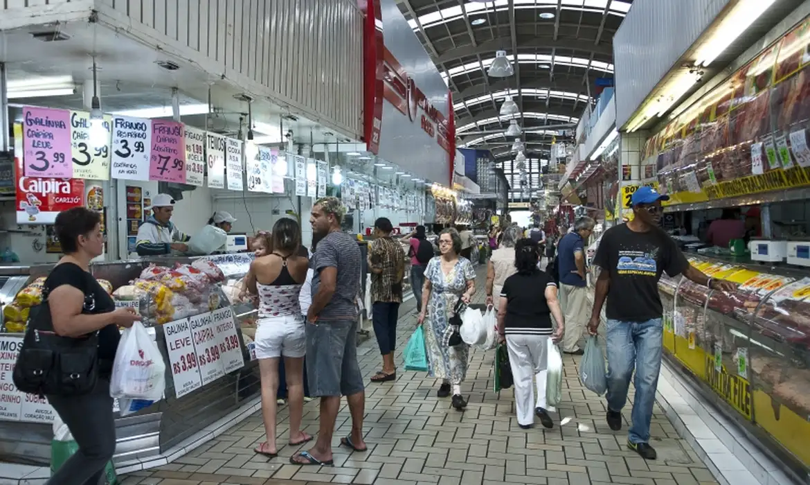 No momento, você está visualizando Confiança do consumidor do Brasil volta a cair em agosto, diz FGV