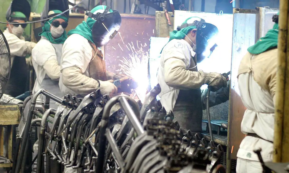 No momento, você está visualizando Produção industrial sobe 0,1% em junho, depois de dois meses de queda