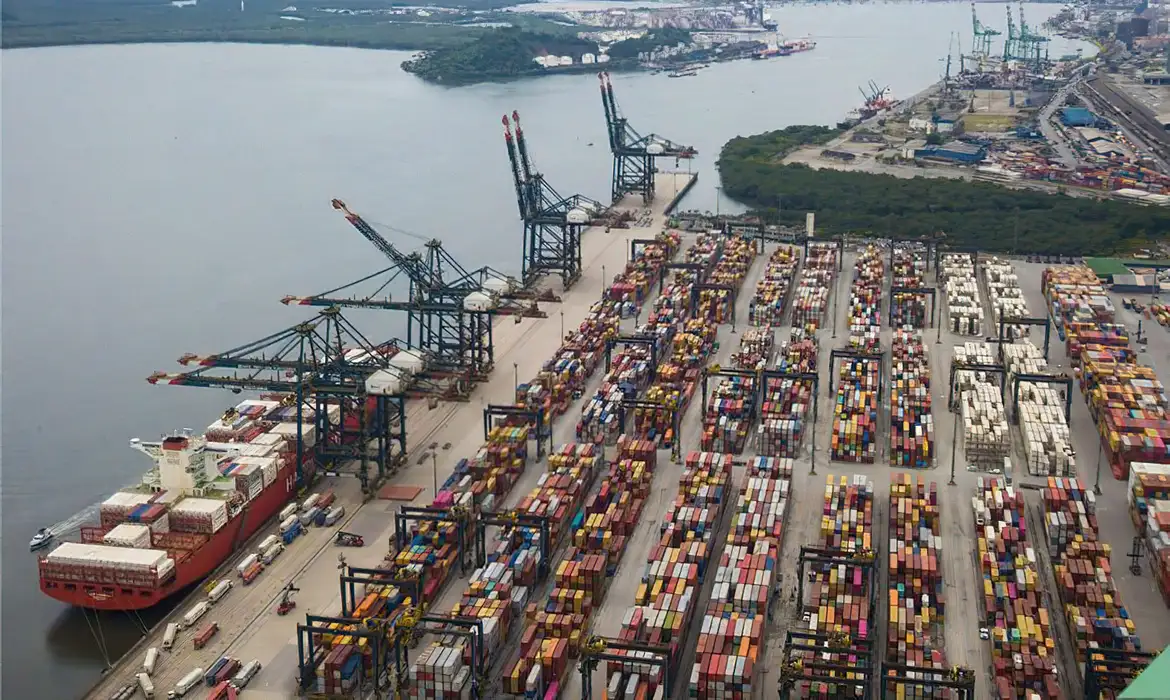 No momento, você está visualizando Tarifaço sobre parte de exportações brasileiras entra em vigor hoje