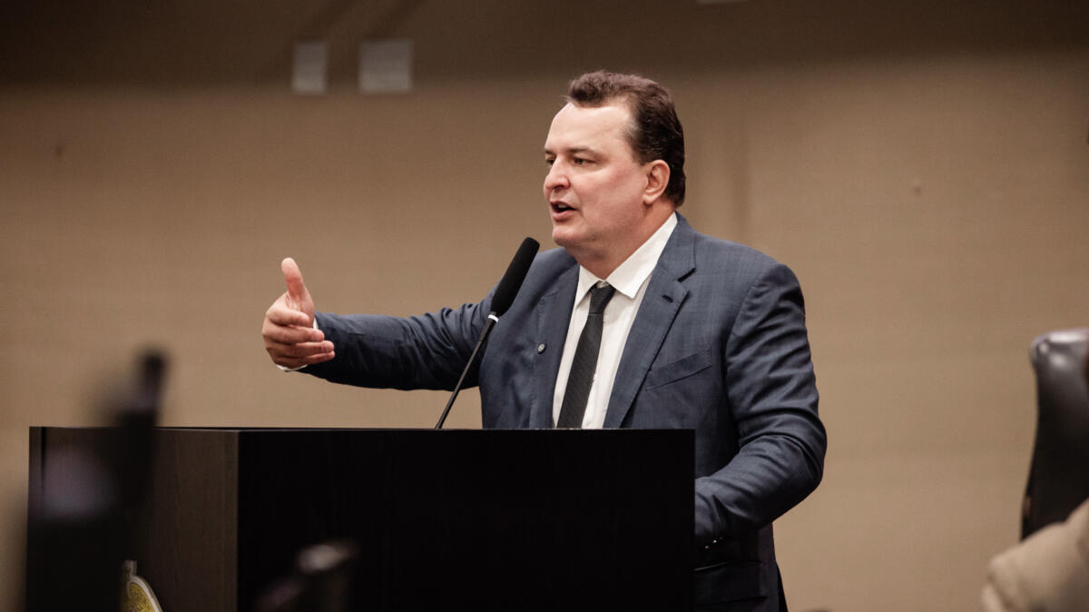 No momento, você está visualizando De Brasília, Max Russi comemora arquivamento da PEC da Blindagem