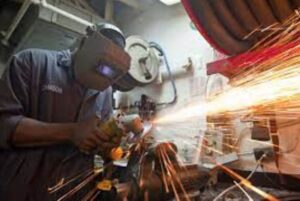 Leia mais sobre o artigo Produção industrial recua 0,2% em julho e acumula efeitos do juro alto