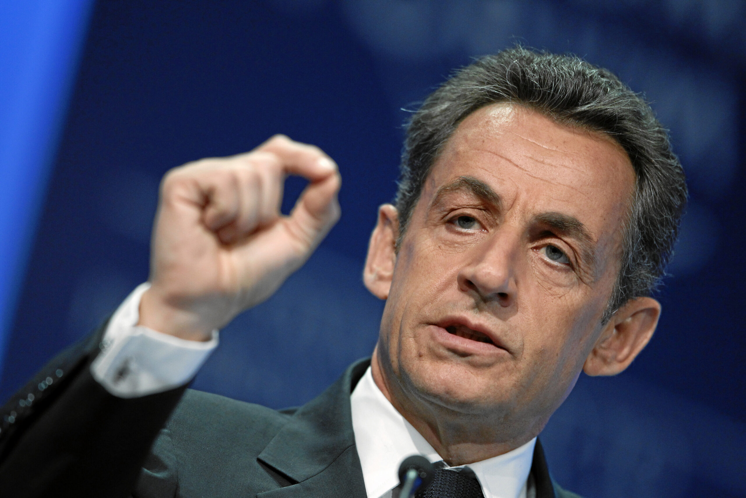 No momento, você está visualizando Sarkozy, ex-presidente da França, é sentenciado a cinco anos de prisão