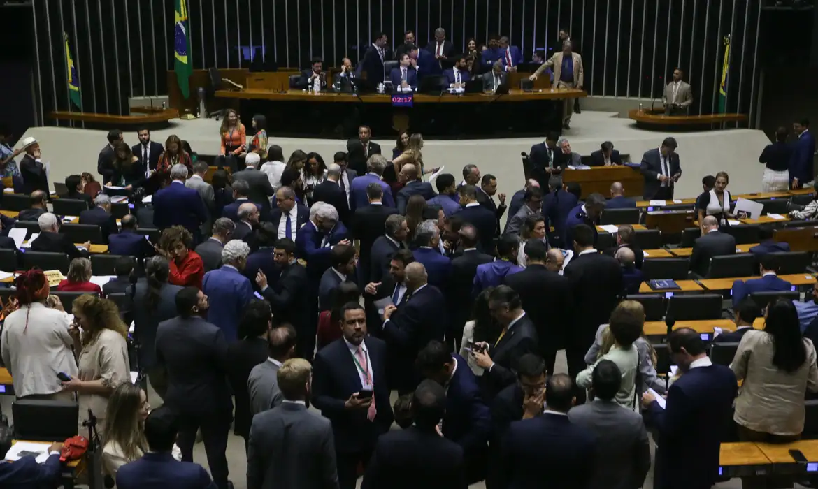 No momento, você está visualizando Câmara aprova isenção do IR para quem ganha até R$ 5 mil