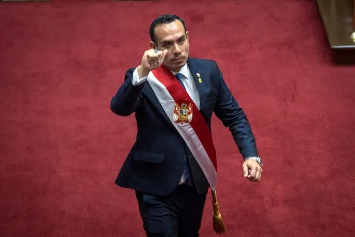 No momento, você está visualizando José Jeri toma posse como presidente interino do Peru