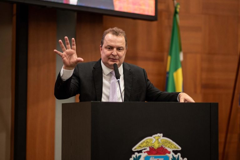 No momento, você está visualizando Max Russi cobra governo por atraso em emendas e ameaça recorrer à Justiça