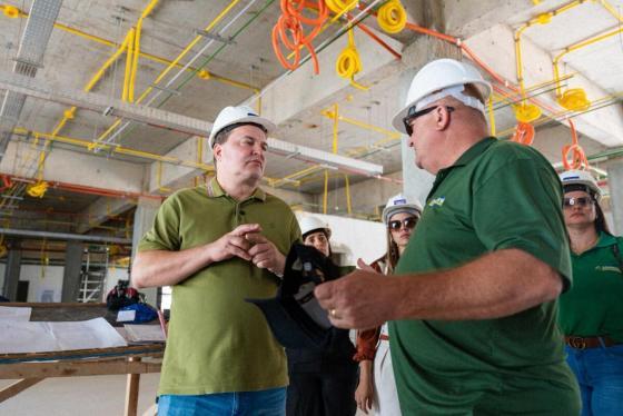 No momento, você está visualizando Max Russi vistoria obras do Hospital Regional de Confresa
