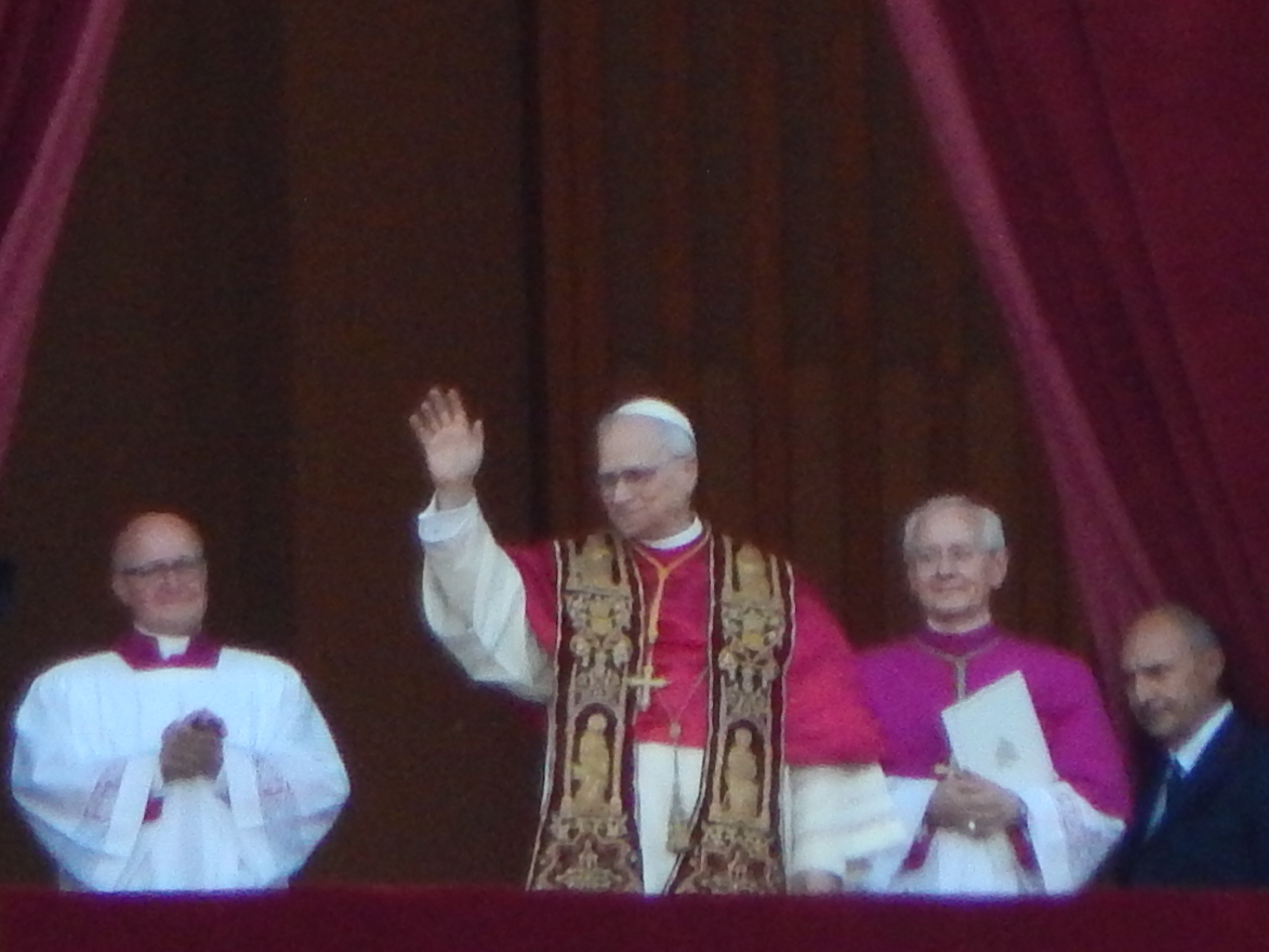 No momento, você está visualizando Papa Leão XIV assina no Vaticano novo documento sobre educação
