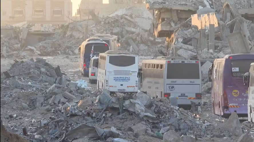 No momento, você está visualizando Primeiros ônibus com prisioneiros palestinos chegam em Gaza