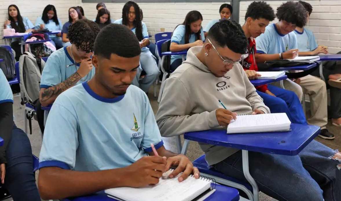 No momento, você está visualizando Renda e cor são determinantes para não concluir ensino médio no país