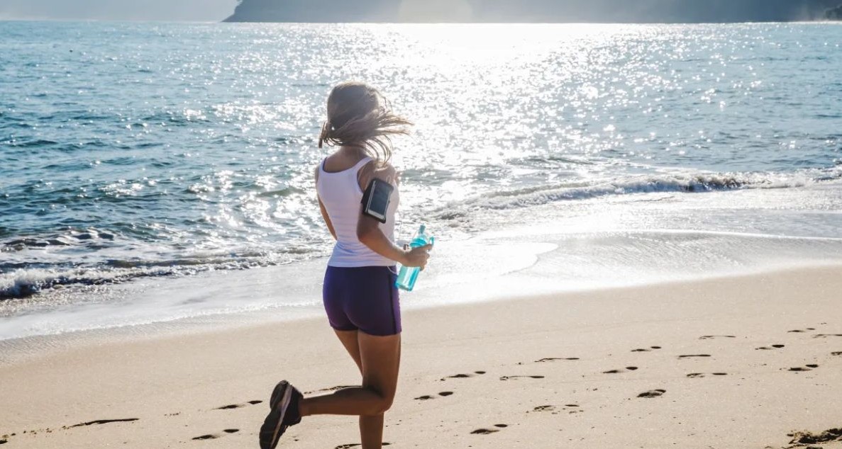 No momento, você está visualizando Vai para a praia no fim do ano? 4 dicas para correr na areia com segurança