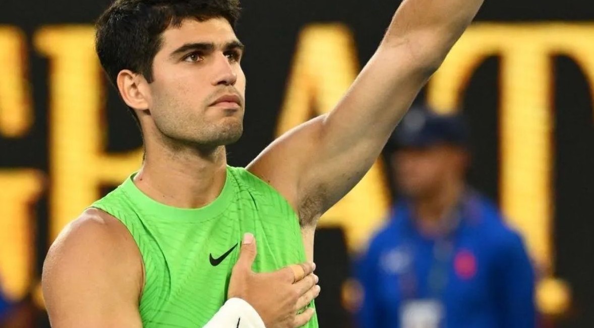 No momento, você está visualizando Alcaraz supera drama físico e vai à primeira final do Australian Open