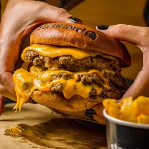 Leia mais sobre o artigo Hamburgueria Standar em Rondonópolis conquista clientes com modelo americano de burger