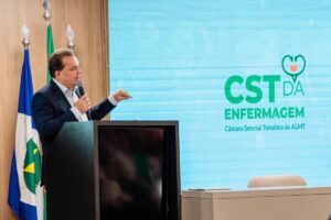 Leia mais sobre o artigo Max Russi fortalece avanços históricos para a enfermagem em MT